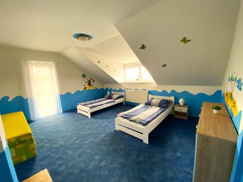 Rekreační chalupa Ivon的蓝色地毯间内的两张床