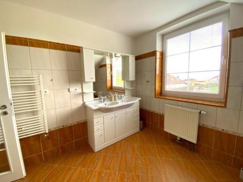 Rekreační chalupa Ivon的一间带水槽和镜子的浴室以及窗户。