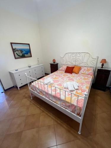 圣凯撒利亚温泉Mare, Terme & Magia Salentina的一间卧室配有一张床和一个梳妆台
