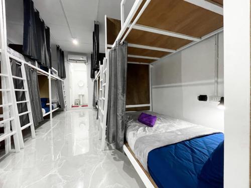 皮皮岛Magic Hostel的一间卧室配有两张双层床。