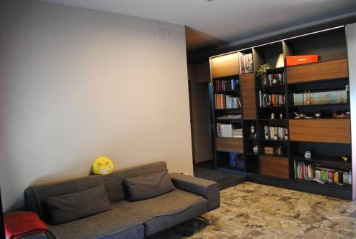 Guardia VomanoLa Casa in Relax的带沙发和书架的客厅