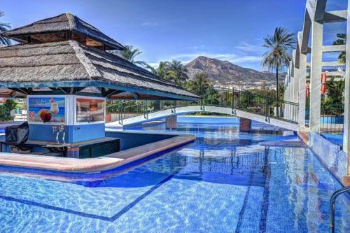 贝纳尔马德纳贝纳尔海滩茉莉公寓的度假村的游泳池,带凉亭