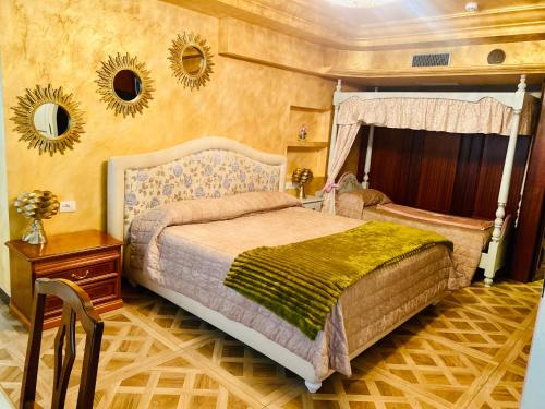 乌迪内奥勒杜伊帕尔梅酒店的卧室配有一张床,墙上有两面镜子