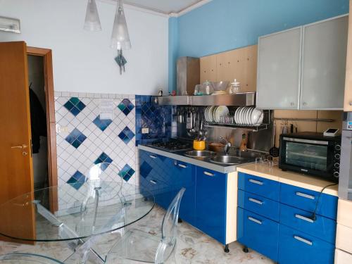 格拉维纳迪卡塔尼亚Selene Charme and Confort的一间小厨房,内配蓝色橱柜和水槽