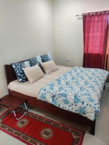 LohaghātBuRANSH VILLA的一间小卧室,配有床和地毯