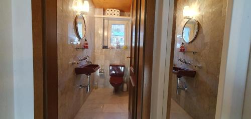 JeninsHeidiHoliday geräumige Maisonette-Attica, Sauna & Panoramaterrasse - aufgewertet 2023的浴室设有2个卫生间、2个水槽和镜子