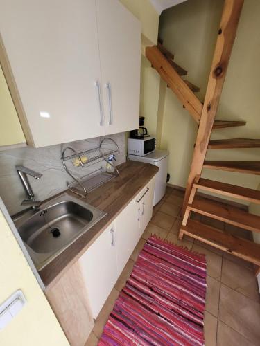 SturmaiAdeles sodyba的一个带水槽和楼梯的小厨房
