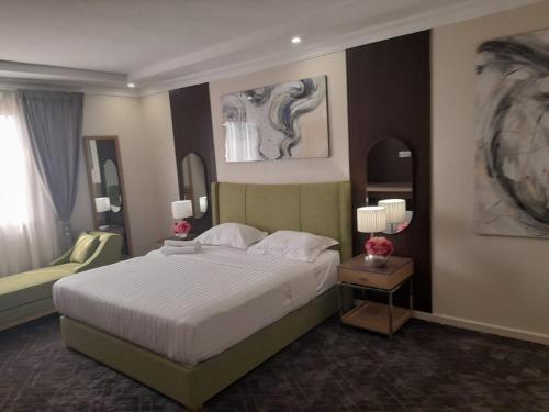 吉赞Aseel Hotel Apartment的卧室设有一张白色大床和一扇窗户。