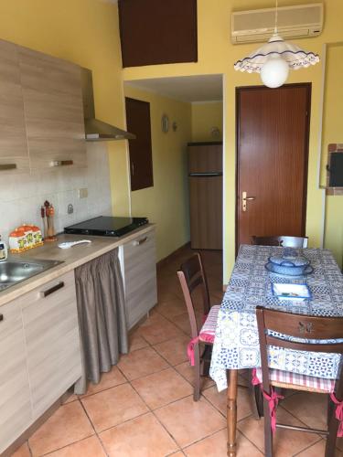 IsnelloCasa vacanze di Angelo的厨房配有桌子和桌椅