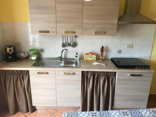 IsnelloCasa vacanze di Angelo的厨房配有水槽和台面