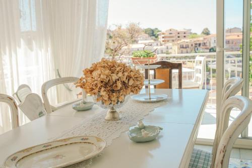 圣尼科拉阿尔切拉La casa nel borgo的一张白色的桌子,上面有花瓶