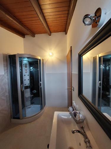 卡塔尼亚Terrazza San Camillo的一间带水槽和镜子的浴室
