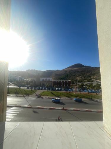 胡塞马Hôtel ALMUNECAR的享有停车场的景色,阳光照耀天空