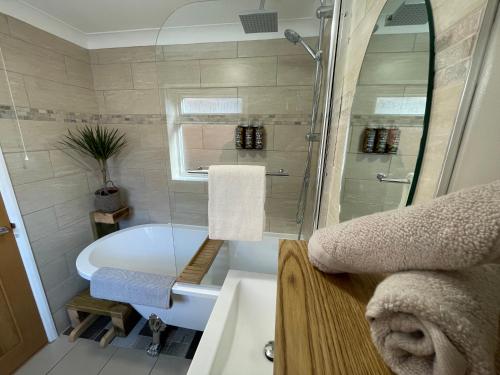 LincolnshireRasen Cottage的带浴缸、卫生间和盥洗盆的浴室