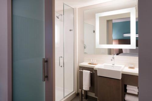 圣地亚哥万豪圣地亚哥市中心/海湾春季山丘套房酒店的一间带水槽和镜子的浴室