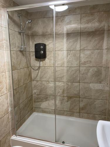 诺丁汉228 Cinderhill Road的浴室里设有玻璃门淋浴