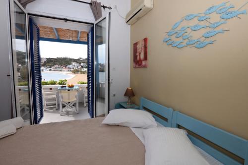 巴特斯欧Bella Vista的一间卧室配有一张床,享有海景