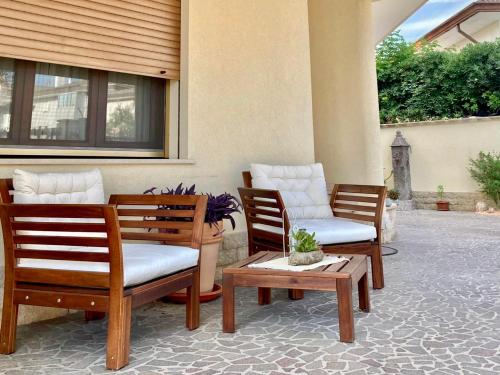 索托马里纳Chilli House的庭院配有三把椅子和茶几