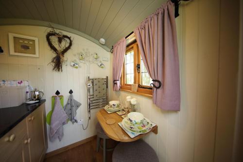 威尔斯浦Upper Gelli Luxury Holiday Lodge, Converted Dairy & Cosy Shepherds Huts的一个带桌子和窗户的小厨房