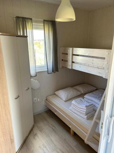 乌斯特卡Domki Milka的小房间设有双层床和衣柜