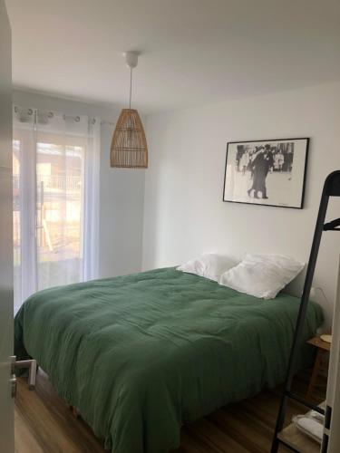 维姆勒LE WIMB0 1的一间卧室配有一张带绿毯的床