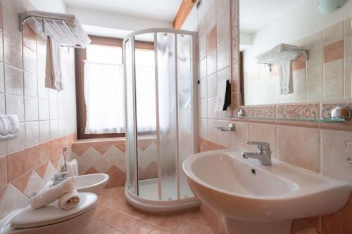 帕苏德尔托纳莱安格鲁酒店的带淋浴、盥洗盆和卫生间的浴室