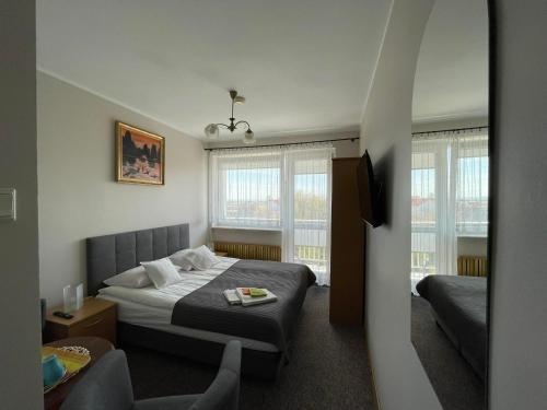 加茨比亚格拉Kojak的配有一张床和一把椅子的酒店客房
