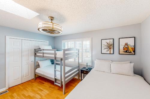德斯坦Sweet Spot at Woodland Shores的一间卧室配有一张双层床和梯子