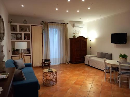 波佐利Terrazza Miracapri的客厅配有沙发和桌子