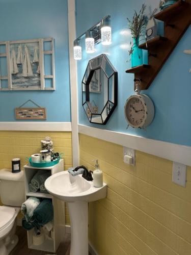 MorleyLOJ BNB的一间带水槽、卫生间和镜子的浴室