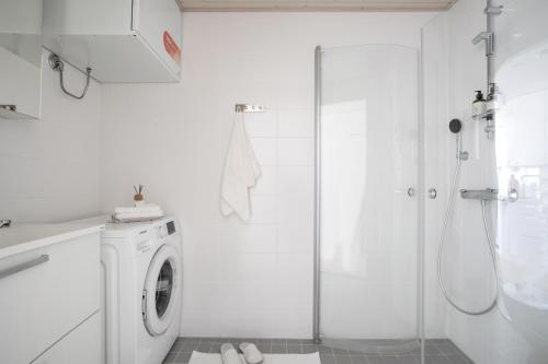 Woodrise Apartment的白色的浴室设有洗衣机和淋浴。