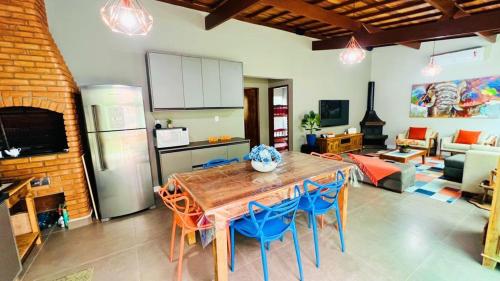 陶巴特Recanto Jade Taubaté的厨房以及带桌椅的起居室。
