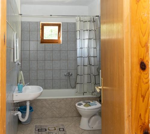 莫斯塔尔Visit Drežnica的浴室配有盥洗盆、卫生间和浴缸。