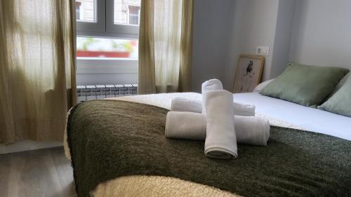 格乔La casita de Maria的一间卧室配有带毛巾的床