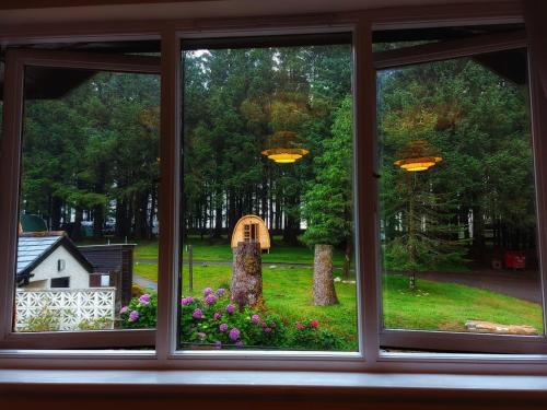 博德明Camping Pods at Colliford Tavern的享有庭院景致的开放式窗户