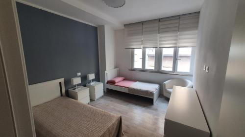 安科纳CarloAlbertoApartmentsrooms的一间小卧室,配有床和窗户