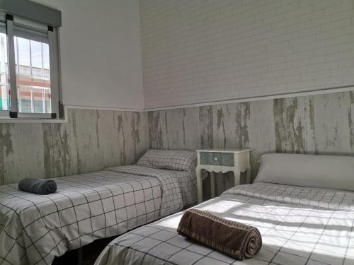 Mareny BarraquetasLa Caseta de Jose的客房设有两张床和窗户。