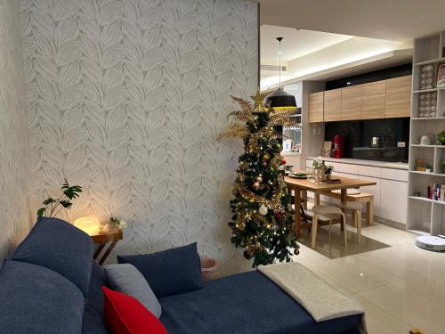 埔里三木三白包棟民宿的客厅配有蓝色的沙发和圣诞树