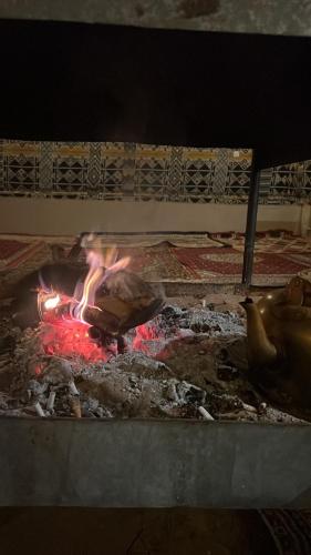 瓦迪拉姆Toleen Camp wadi rum的中间有一个火烤架