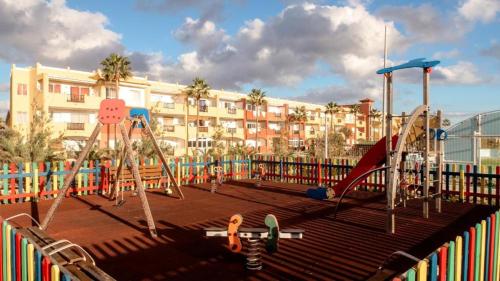 Parque HolandesCasa Guira - Fuerteventura的一个带滑梯和秋千的游乐场
