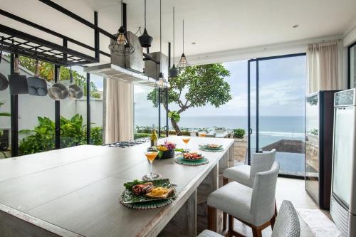 努沙杜瓦Cliff front luxury Olala Nusadua Beach的一间配备有桌椅的海景用餐室