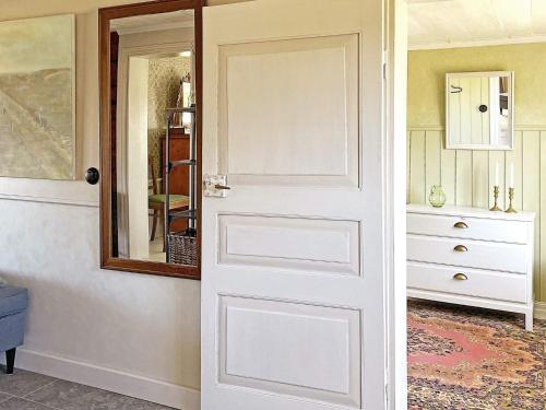 玛丽斯塔德Holiday home MARIESTAD X的一个带镜子和梳妆台的房间的门