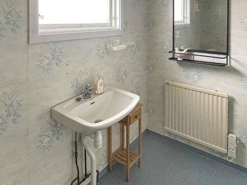 龙讷比Holiday home Ronneby VI的一间带白色水槽和窗户的浴室