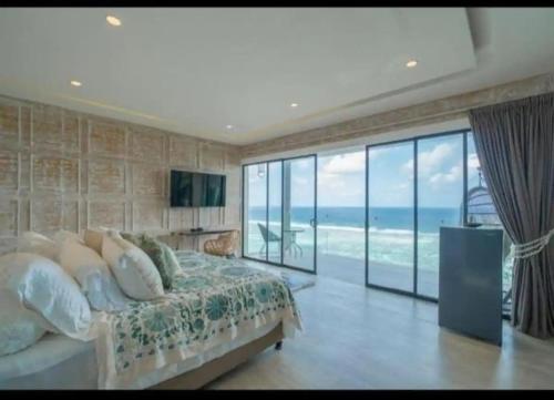努沙杜瓦Cliff front luxury Olala Nusadua Beach的一间卧室配有一张床,享有海景