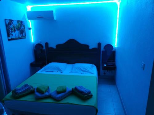 圣安娜La Martiniquaise的蓝色的客房配有一张蓝色的灯光床
