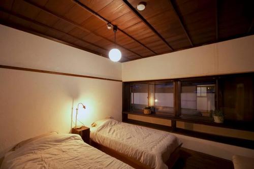长野1日1組様限定　「ホシナサトマチ 」的一间卧室设有一张床和一个窗口