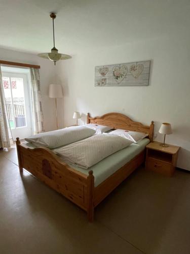 蒂雷斯Zimmer 1 am Manötscherhof的一间卧室配有一张大木床。