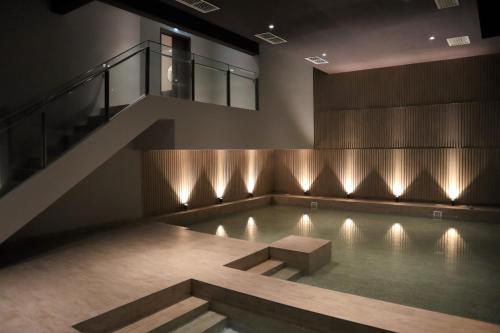 巴生KSL ESPLANADE HOTEL with HOT SPRING的一间设有游泳池和带灯光的楼梯的客房
