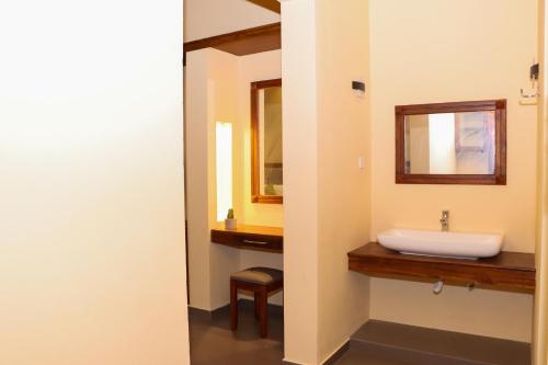 阿鲁甘湾Paddyway Resort的一间带水槽和镜子的浴室