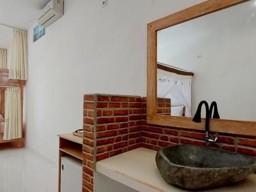 艾湄湾Sama Sama Amed的一间带石制水槽和镜子的浴室